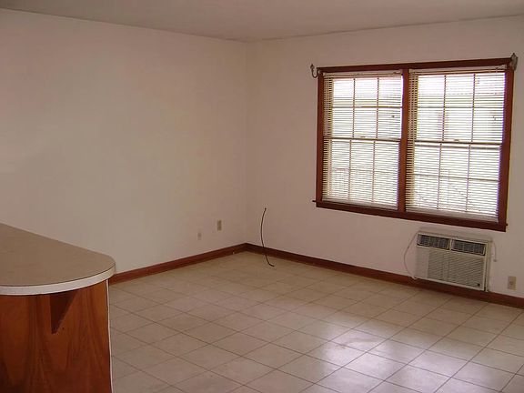 5th image of 604 N Wood Ave APT 10