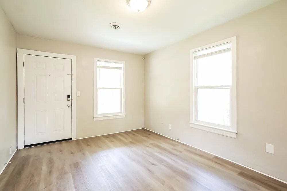 3 bed, 1.0 bath, 884 sqft, $1,250 — Photo 4