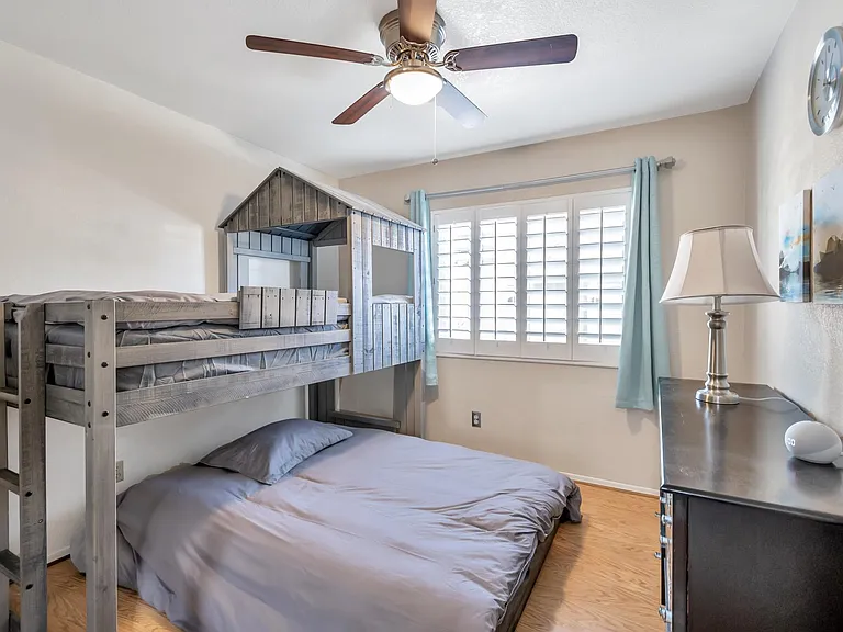2072 W Harrison St — Photo 14