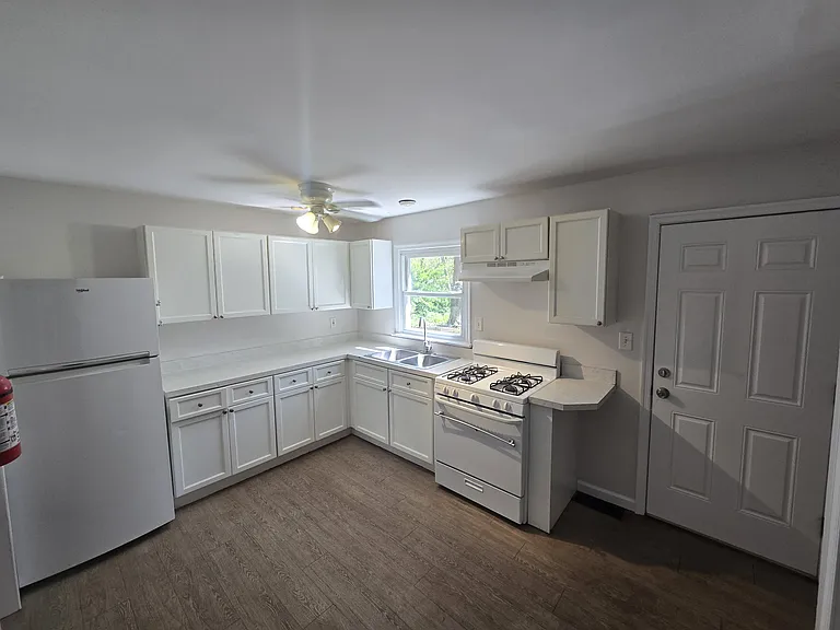 124 Erica Rd — Photo 6