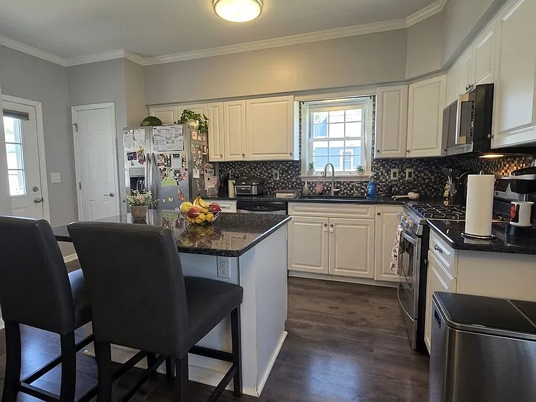 402 Gloucester Ave — Photo 7