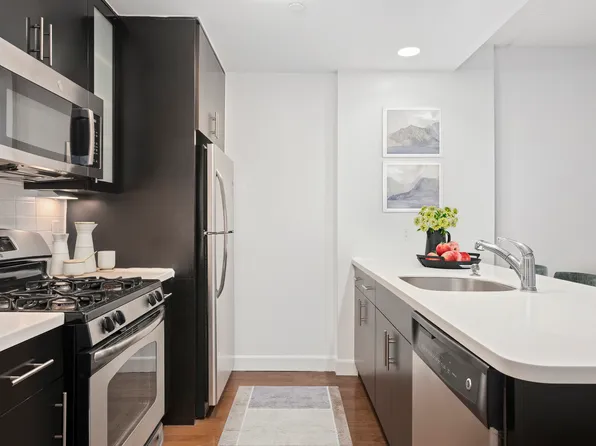 41-34 Crescent Street image 3 of 8