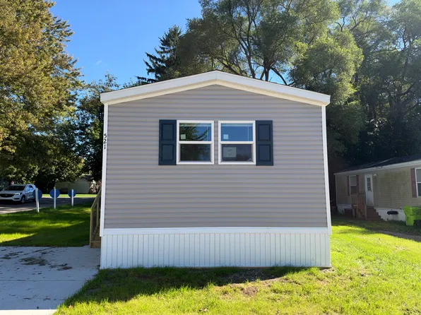 521 Thoreau #17, South Lyon, MI 48178