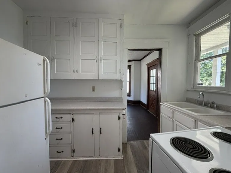 1518 Woodland Ave NW — Photo 8