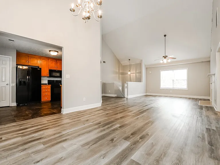 1598 Queen Elizabeth Dr — Photo 4
