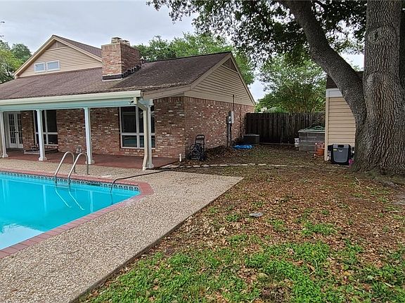 2nd image of 301 Woodglenn Dr