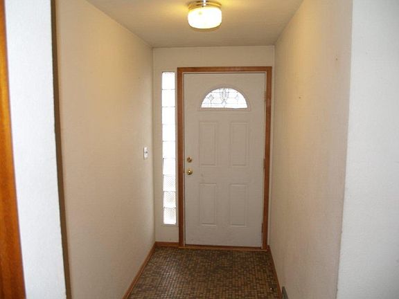 Tiled front entry to expanse of hardwood flooring