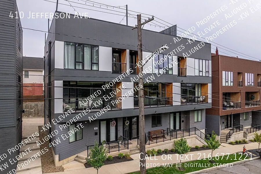 Cleveland Stunning 3 Bedroom Home with Rooftop Oasis! — Photo 2