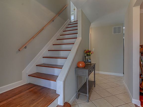 5th image of 994 Green Hill Blvd