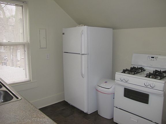 2nd image of 606 1/2 Garfield St