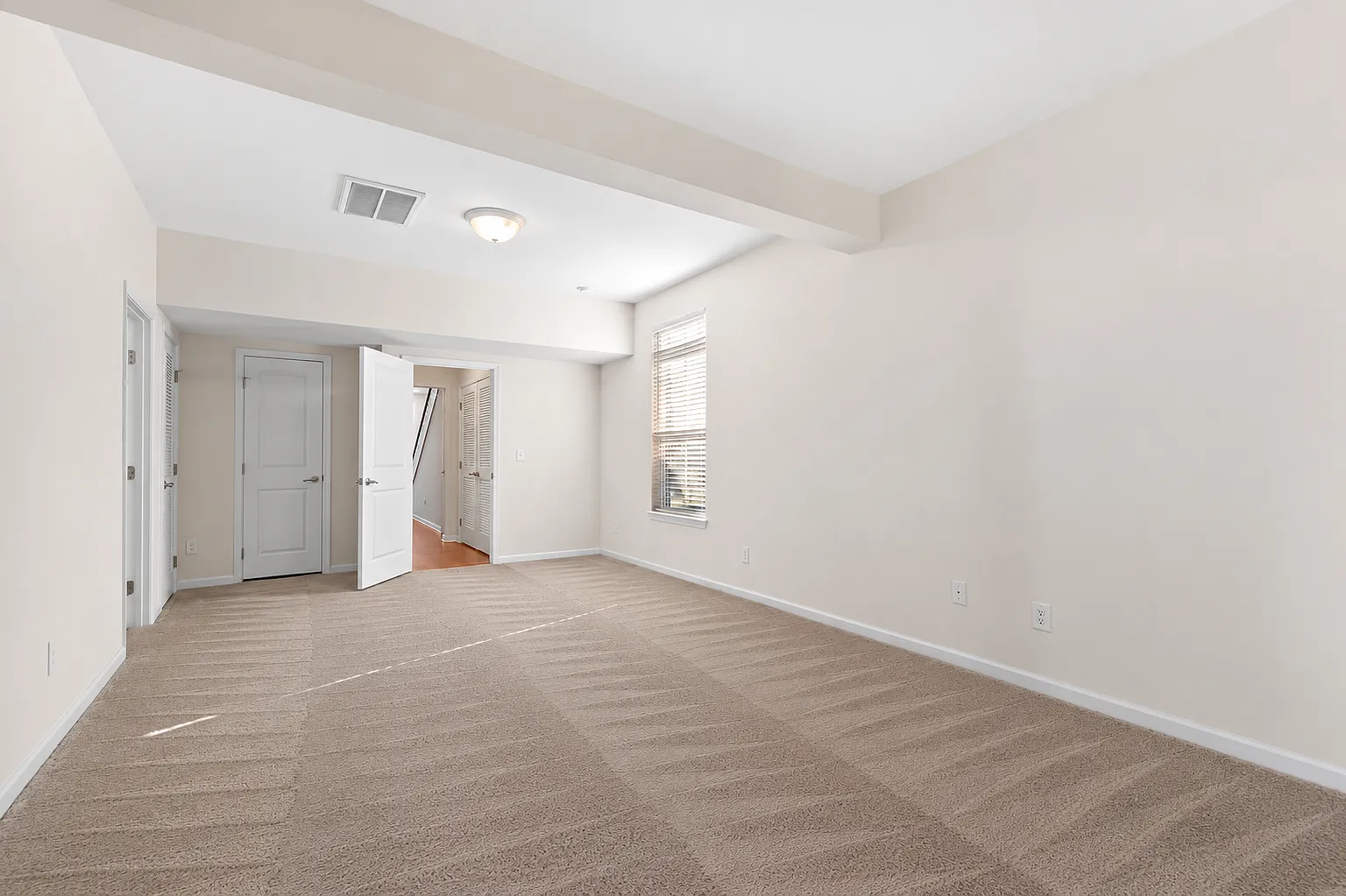 3 bed, 3.5 bath, 2356 sqft, $2,025 — Photo 3