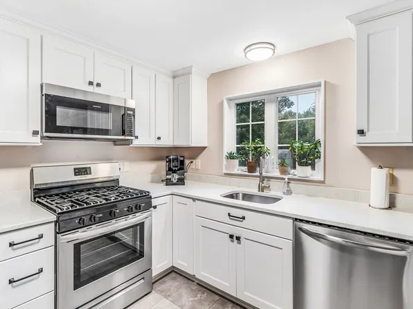 16 Nova Dr #B, Pepperell, MA 01463