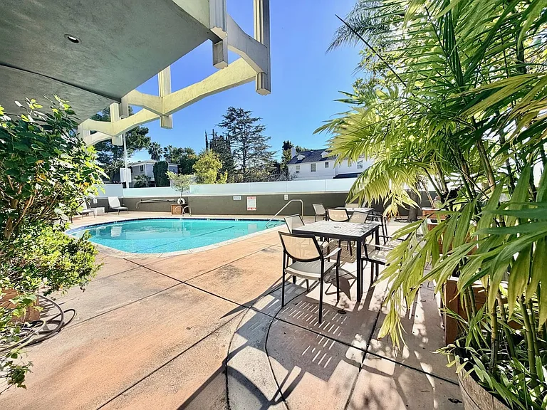 Wilshire Embassy Apartments — Photo 7