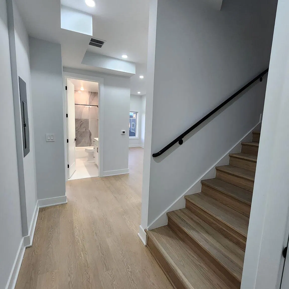 3 bed, 2.0 bath, 949 sqft, $5,450 — Photo 4