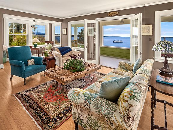 Living room with full water view. 
(House is not furnished.)