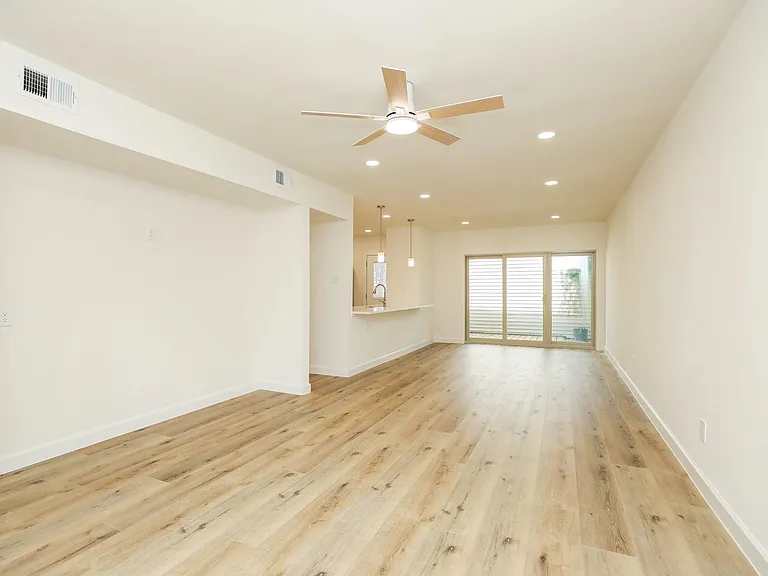 2050 Augusta Dr — Photo 7