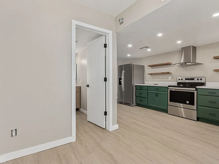 736 S Farmer Ave — Photo 5