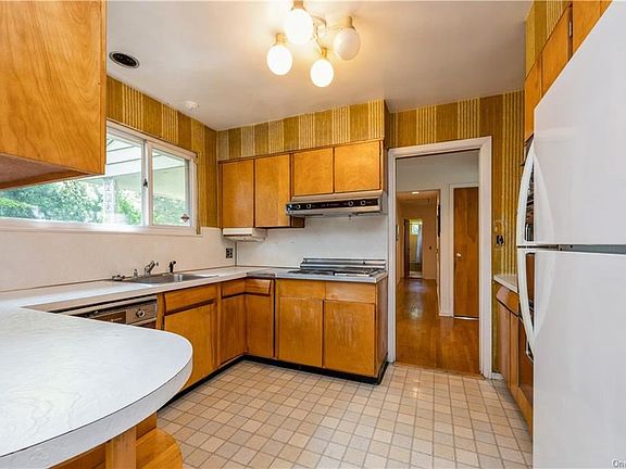 4th image of 120 Lakeshore Dr N