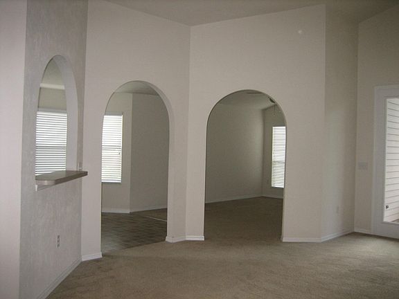 Decorative arches to family room, breakfast area and kitchen.
