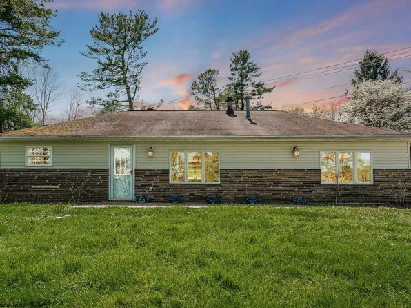 1398 Smithtown Rd, Morgantown, WV 26508