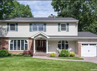 1 Willow Rd, Old Bethpage, NY 11804