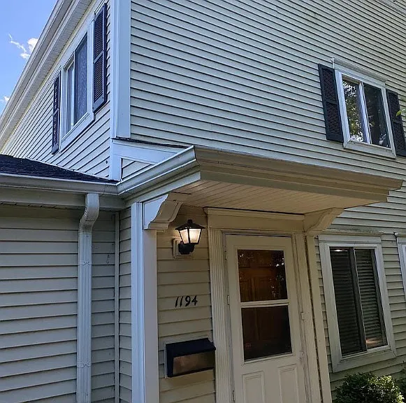 1194 Cove Dr — Photo 1