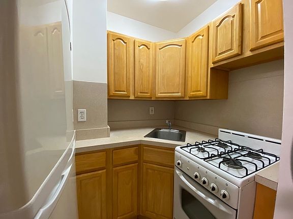 4th image of 702 Washington Ave #B