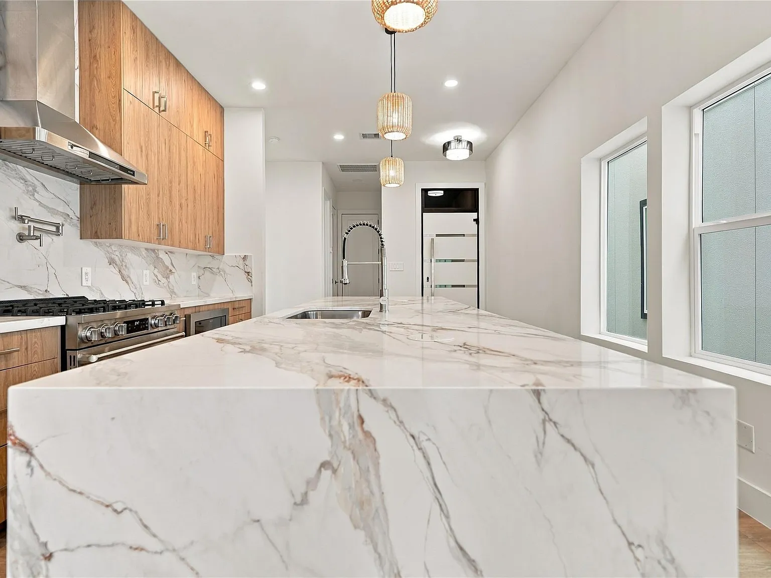 4 bed, 3.5 bath, 3212 sqft, $4,450 — Photo 3