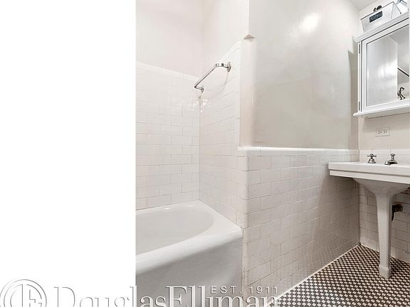 5th image of 321 E 43rd St APT 603