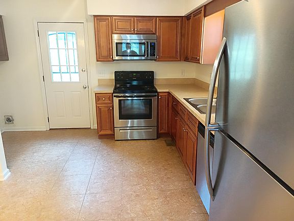 5th image of 305 Hart Ln