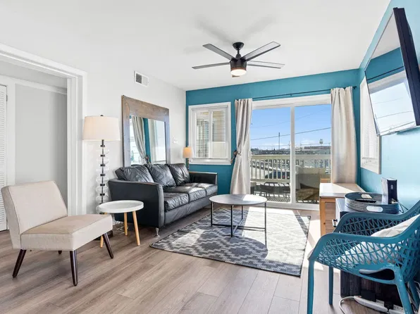 302 Canal Dr, Carolina Beach, NC
