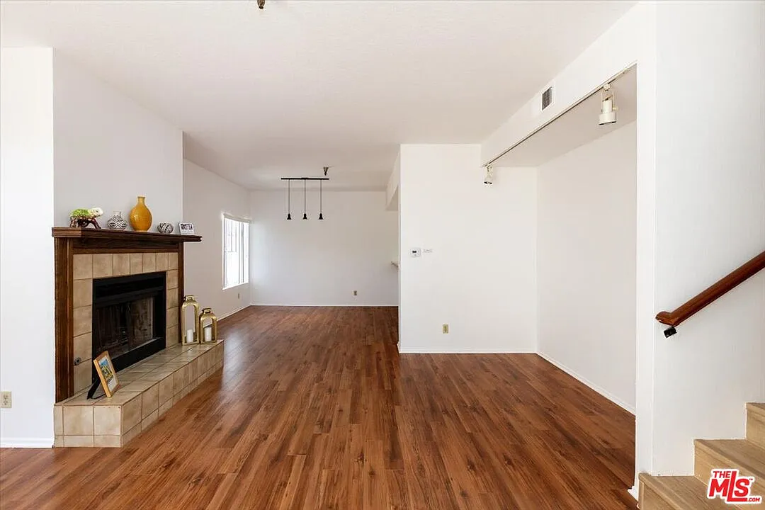 2 bed, 2.5 bath, 1311 sqft, $3,950 — Photo 2