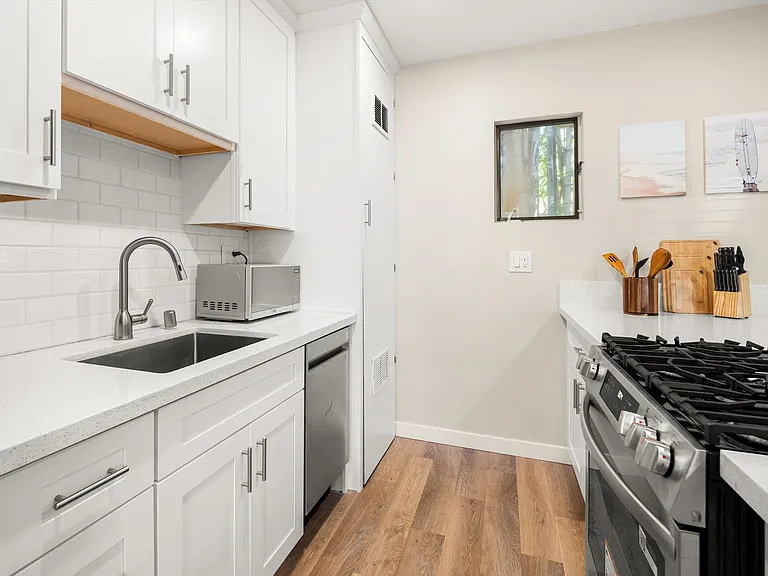 221 Bath St — Photo 15