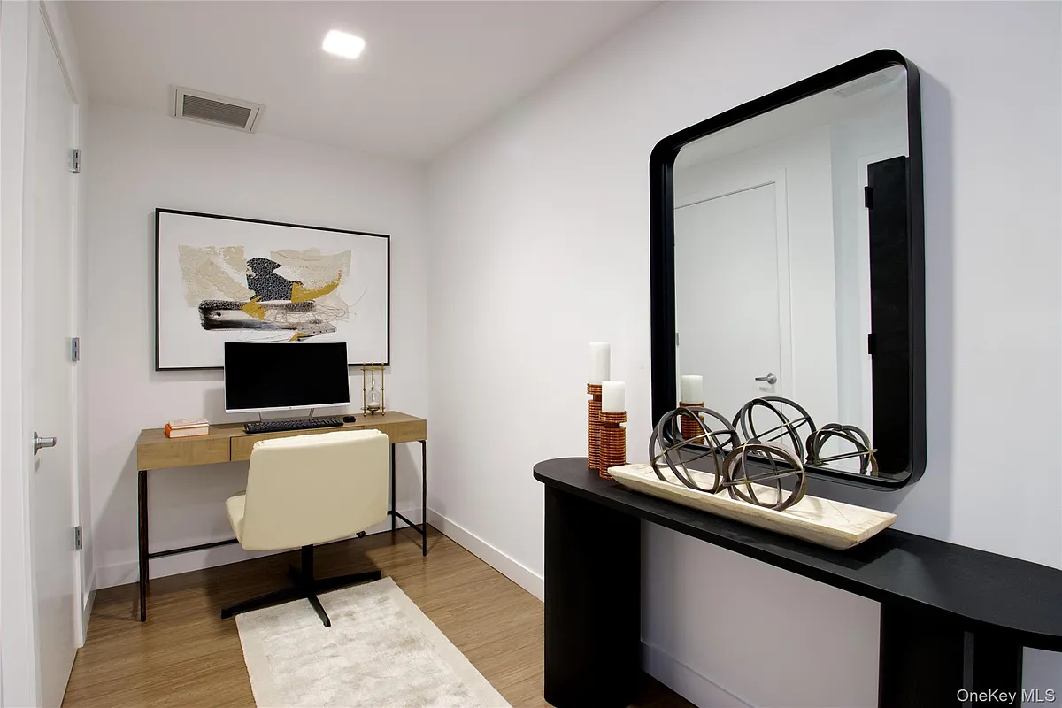 Photo 2 of 12 - 333 Warner Ave #304 - Roslyn, NY Building Photo - 333 Warner Ave #304