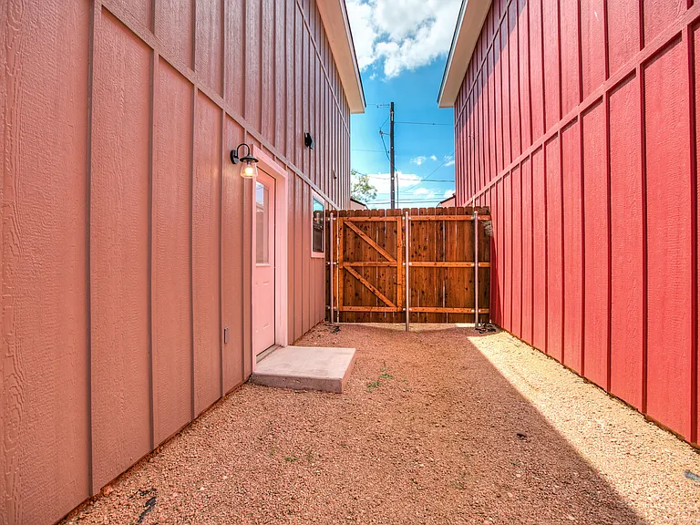 1009 Holiday Dr — Photo 35
