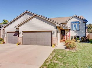 704 S 6th Ave, Brandon, SD 57005