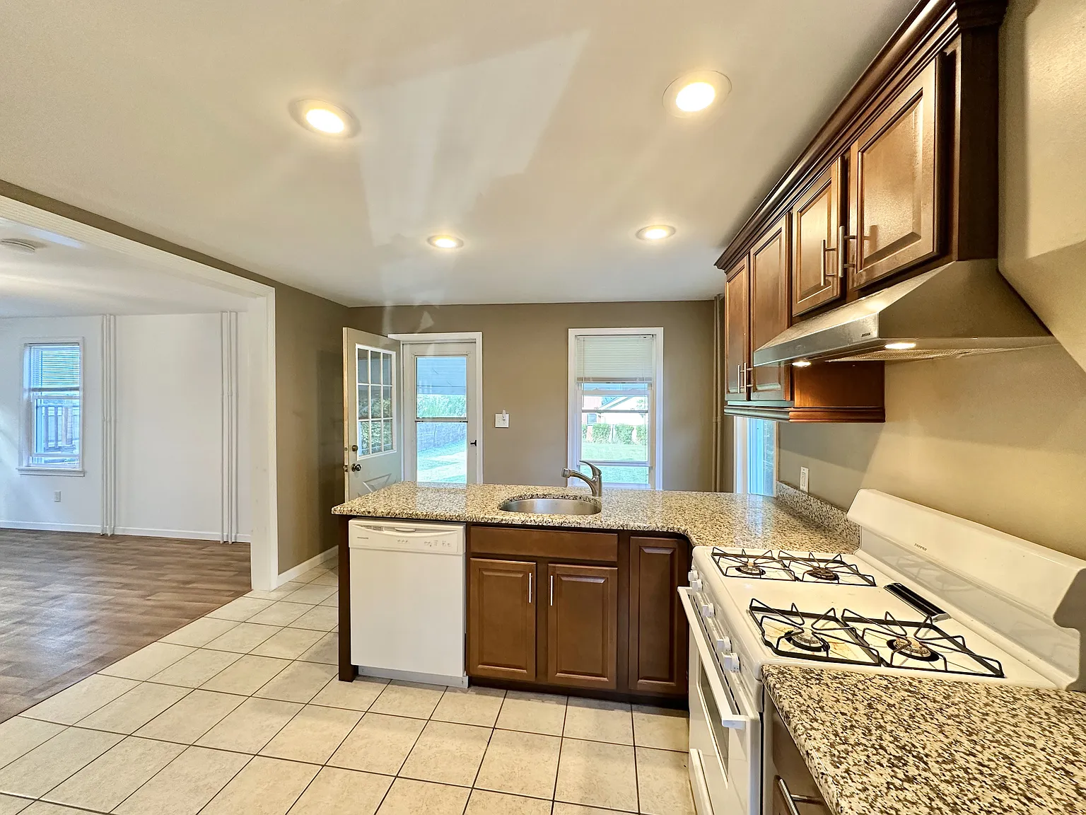 3 bed, 1.5 bath, 1664 sqft, $2,195 — Photo 3