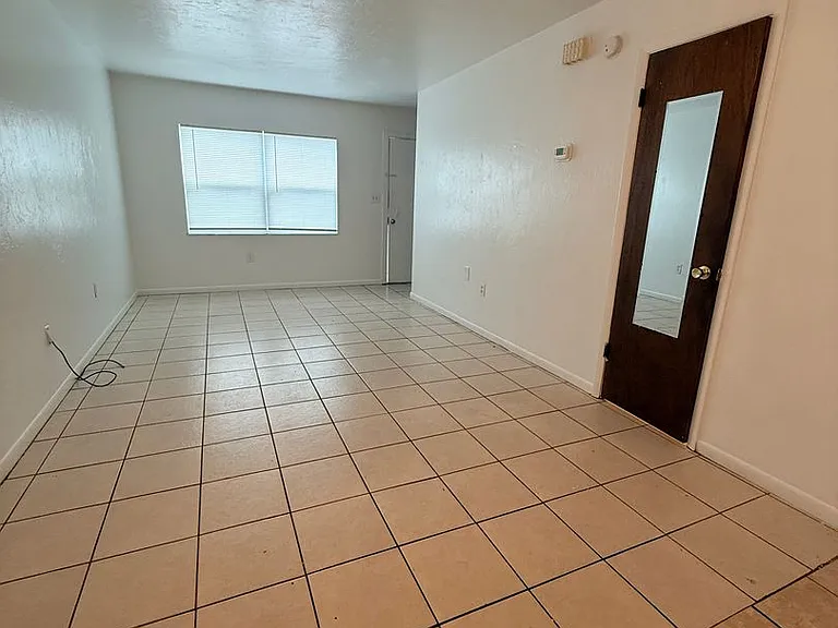 2614 SW 31st Pl — Photo 8