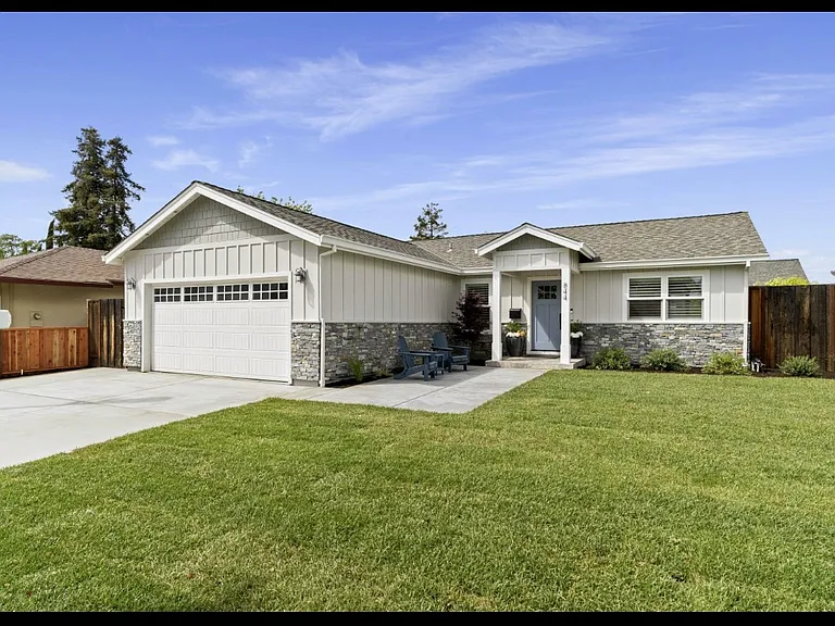 844 Sunset Dr — Photo 2