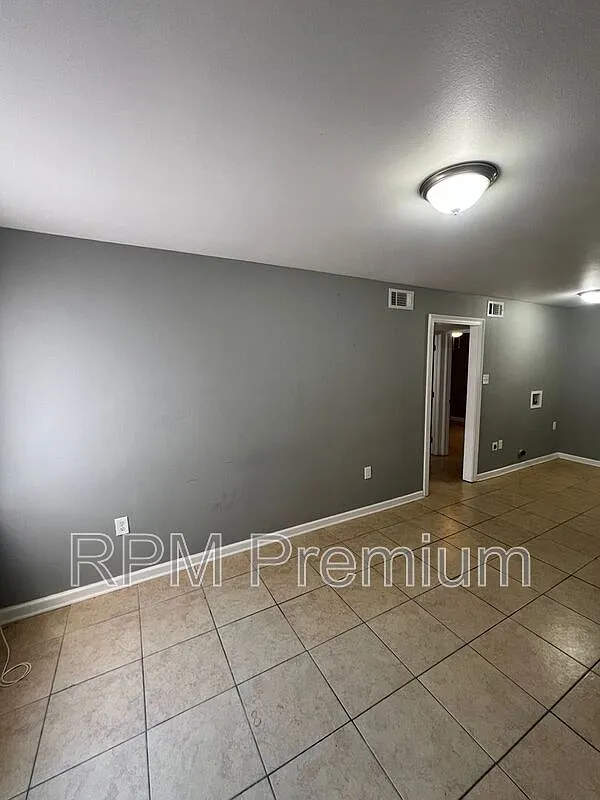 2 bed, 1.0 bath, 700 sqft, $950 — Photo 1