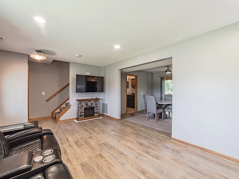 1034 Parkway Dr — Photo 2