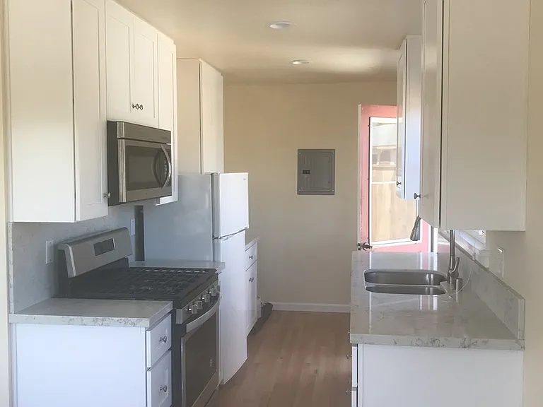 543 Kings Ave — Photo 7