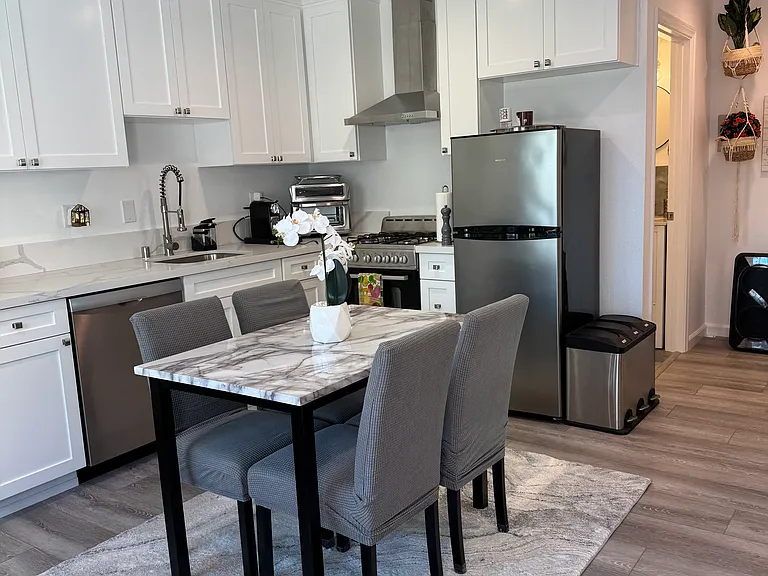2115 1/2 S Rimpau Blvd — Photo 1