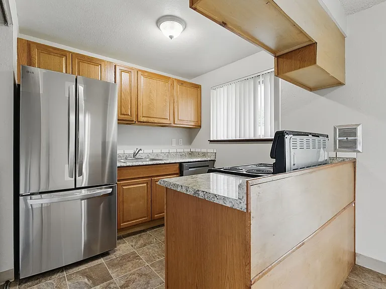 Comfort & Convenience in the Heart of Lents! — Photo 2