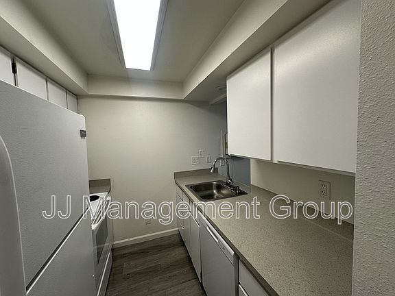 3rd image of 3414 S Grand Blvd #201