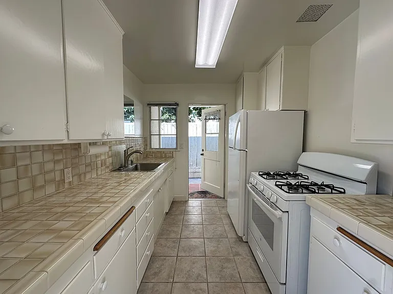 22 W Pedregosa St — Photo 4
