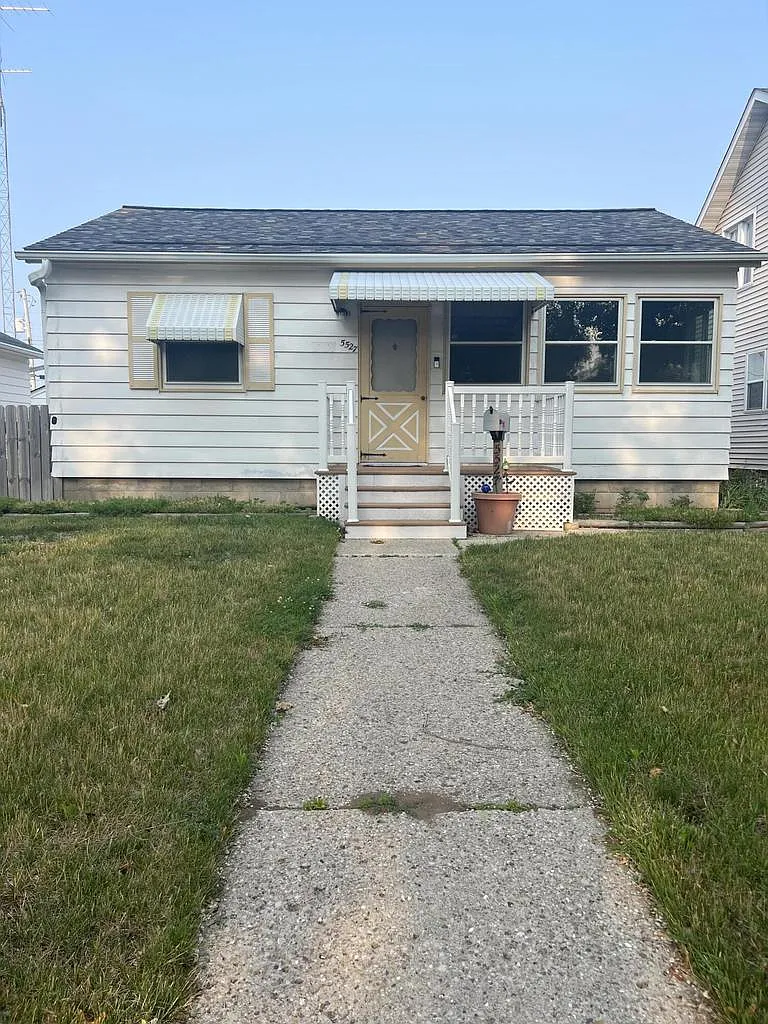 5527 31st AVENUE photo 1