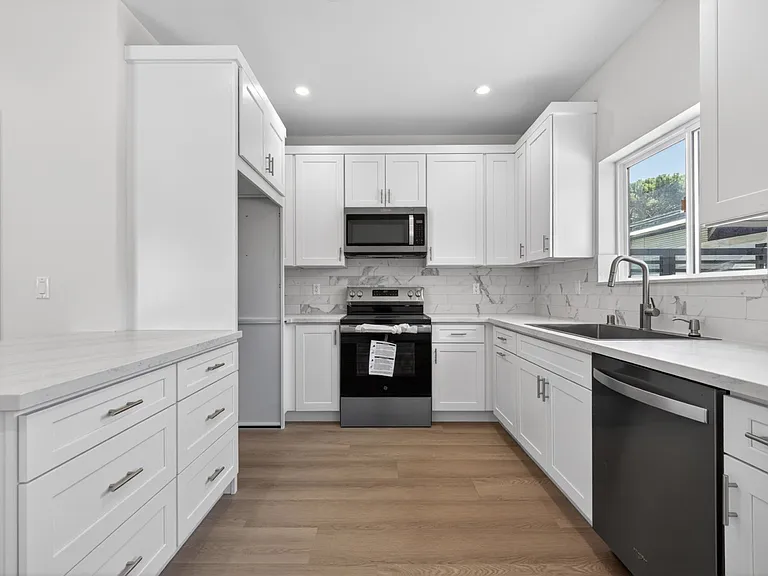 11840 Arminta St — Photo 37