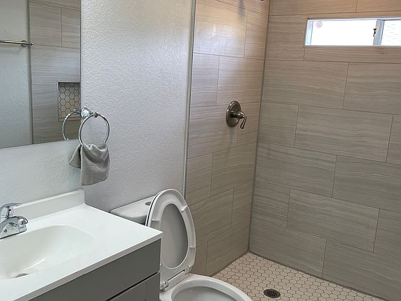 4th image of 4841 Cynthia St