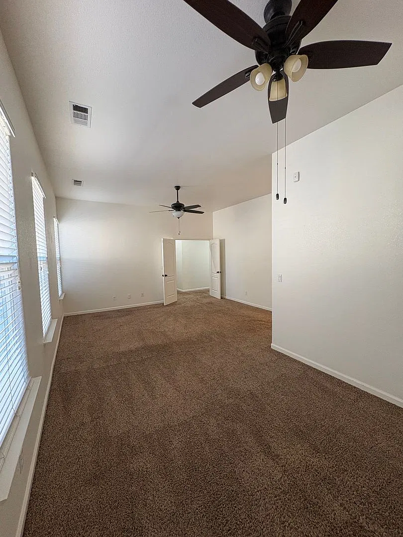 Large 3 bedroom Home in Turlock, Ca — Photo 4
